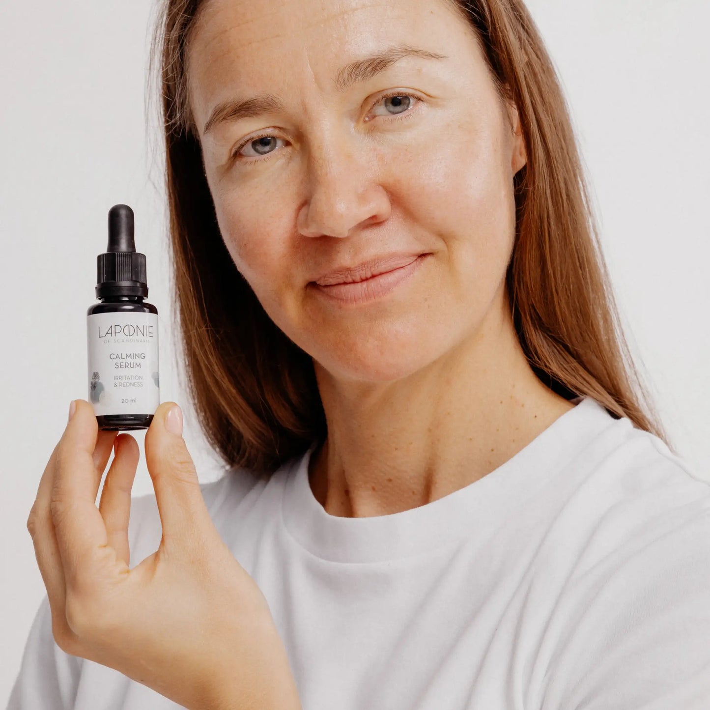 Laponie Calming Serum held by model