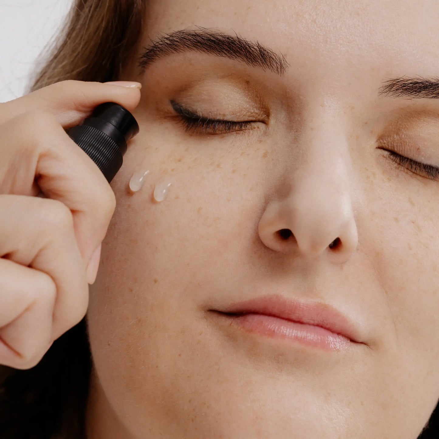 Laponie Renewing Serum applied to cheek