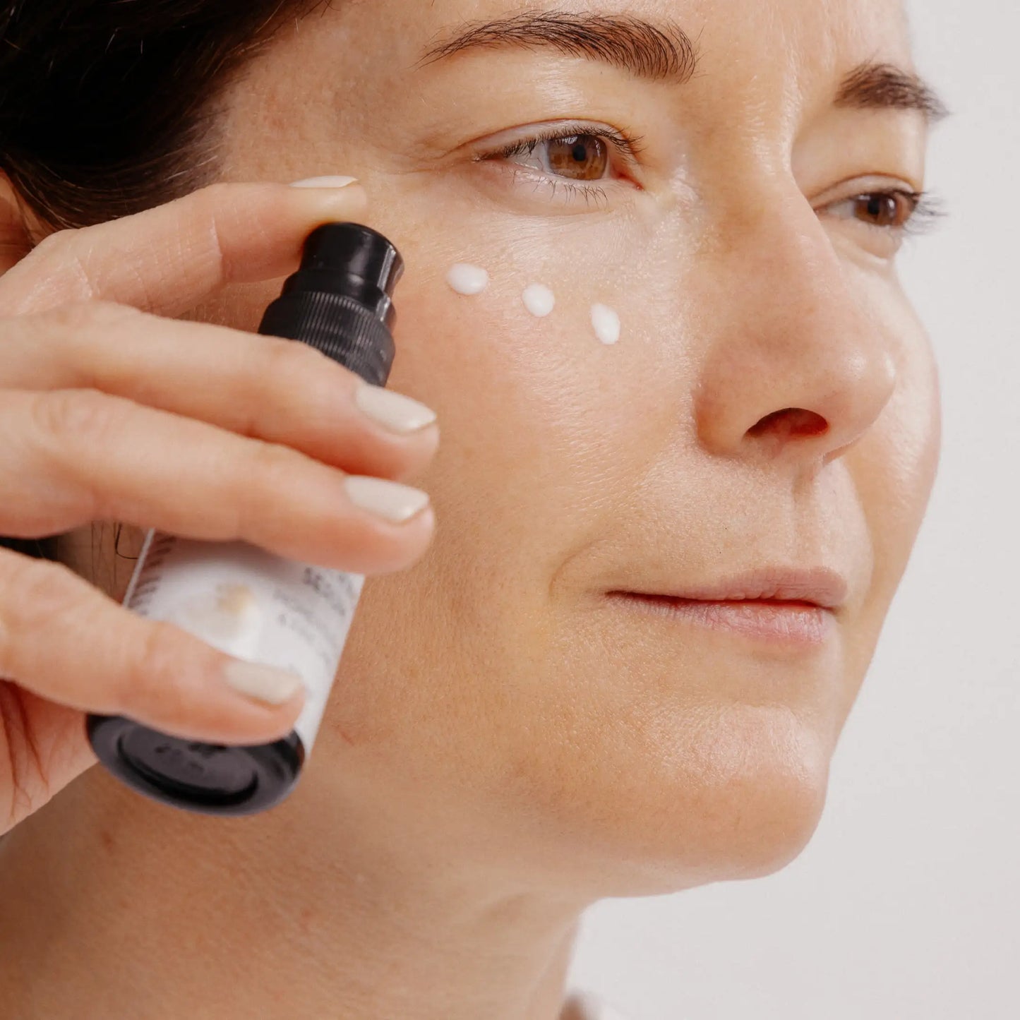 Laponie Serum applied to cheek