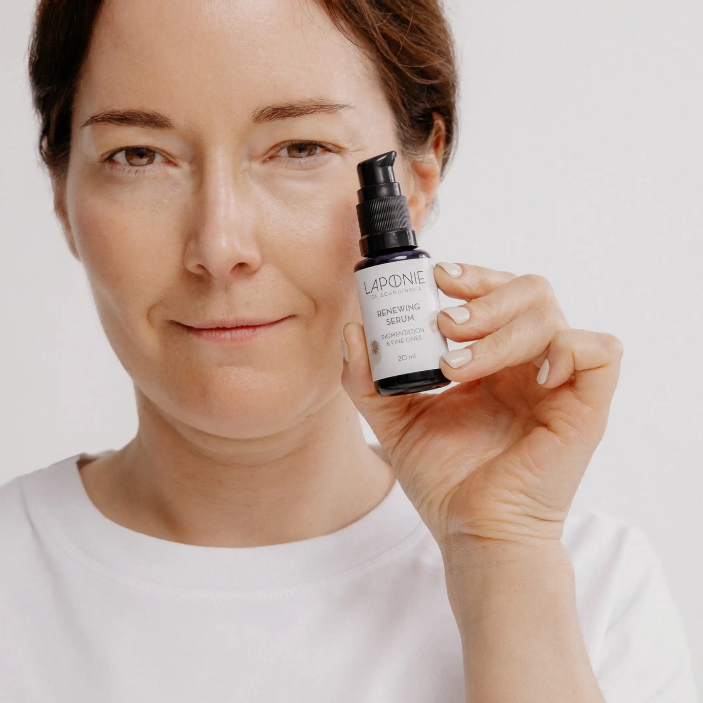 Laponie Renewing Serum held by model
